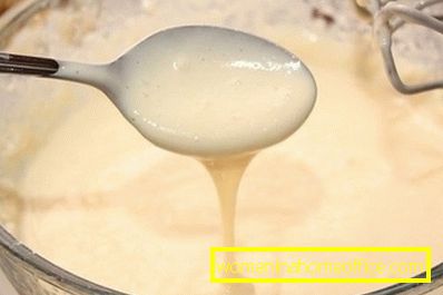 Make a mixture of a uniform consistency of kefir, 1 egg, vegetable oil, sugar, salt.