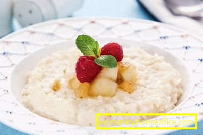 Milk rice porridge with apples in a slow cooker