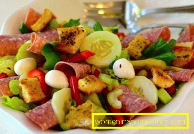 Salad with smoked sausage and crackers