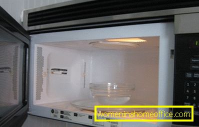 How to clean the microwave inside?