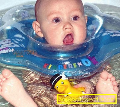 Doctors advise to carry out water procedures half an hour after the evening feeding, and after a bathing session put the baby to sleep