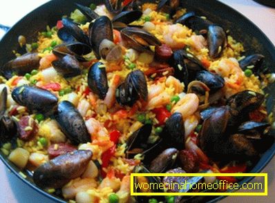 Fragrant paella with chicken and seafood