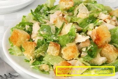 Salad of lettuce, chicken and crackers