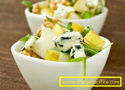 Simple low-calorie salads with pear and cheese