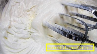Beat cream with sour cream to strong foam